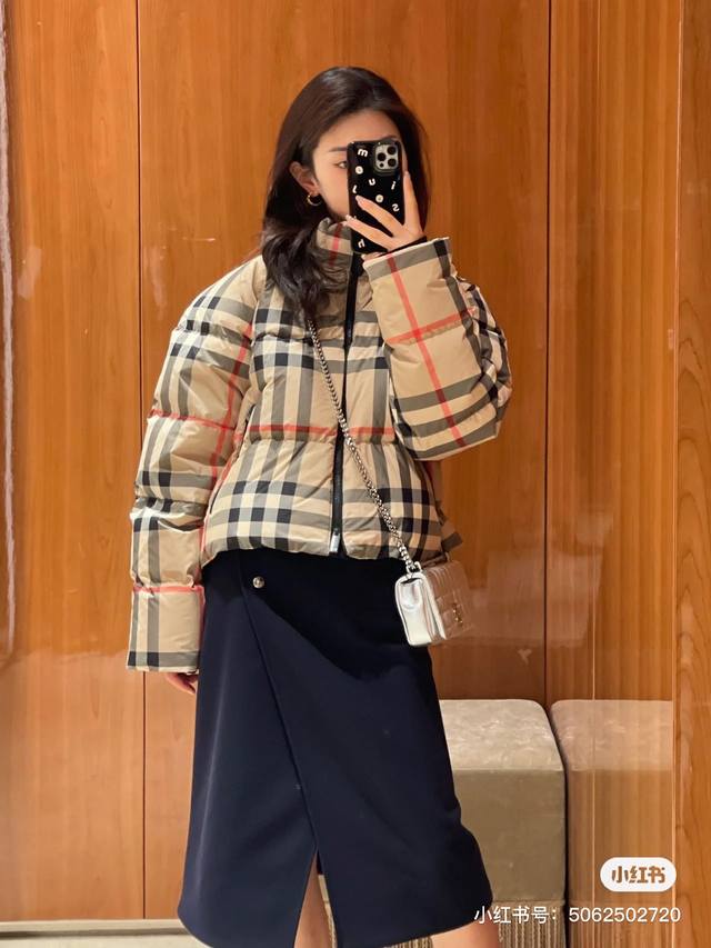 顶级复刻随意对比 BURBERRY 巴宝莉冬季新款格纹短款羽绒服 Vintage 复古格纹元素真是万年经典浅驼色格纹完美的彰显了BUR品牌的存在感， 整体给人一