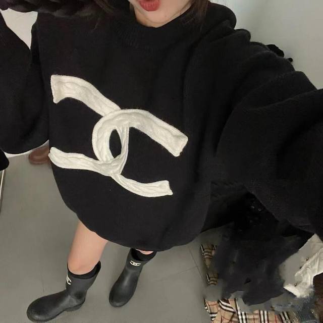 Chanel香奈儿重工编织麻花大logo圆领加厚毛衣 冬天无法拒绝的奶fufu的大毛衣爱了 干干净净高级系 慵懒感十足～ 麻花编织大香图案 太有初冬氛围感 想要