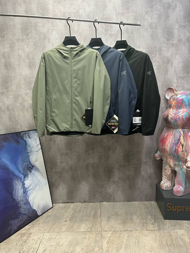 专柜同款Arcteryx 始祖鸟 Solano系列 Hoody 纯色防水连帽三色抓绒夹克外套 FUSEFORM科技、DRYVENT面料的新款冲锋衣。如果说雪山探