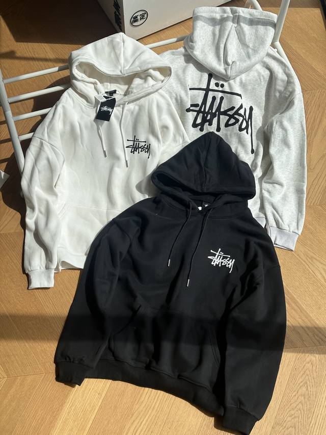 供 Stussy 胸口基础小logo印花 拉绒连帽套头休闲卫衣男女同款 黑色 白色 灰色 S~XL 热度爆款，vibe风格搭配神器，380克全棉双纱抓绒面料子，