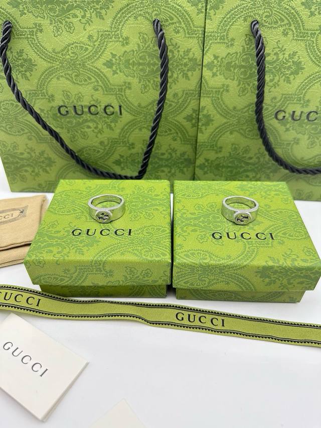 Gucci古驰双G织纹戒指 泰银版本 戒指上镌刻品牌标志性图案，虽然只有简简单单的花纹和刻字 但是意义非凡 Blind For Love:一段关系里我们不都是盲