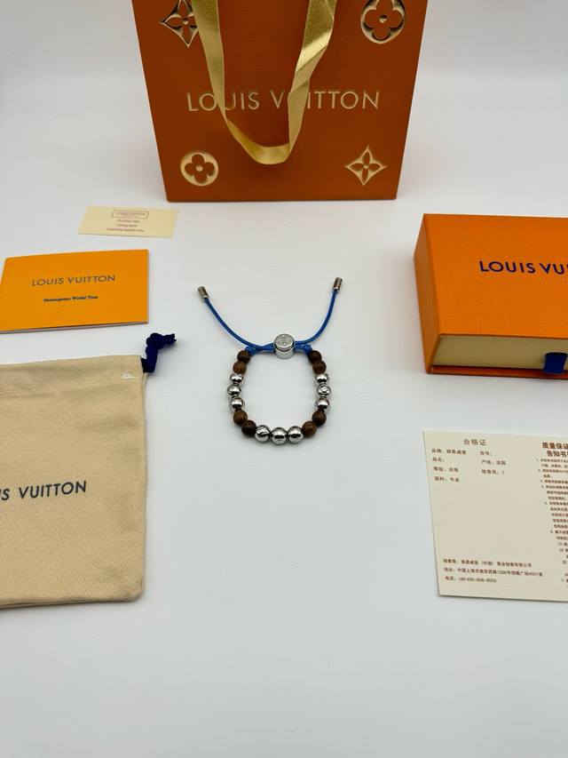 LV路易威登压花珠子手链蓝绳银棕 配全套包装 LV Beads 手链以多重材质和缤纷色彩释放玩趣意味。LV 字母化身挂饰和抛光金属串珠上的铭纹，树脂串珠呈现细腻