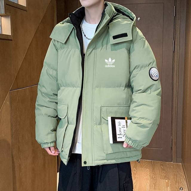 三叶草Adidas海外基础款连帽羽绒棉服外套，男女同款，经典logo，永不过时，特别火的一款面包服，纯天然手塞羽绒棉填充，每个部分都饱满，给人温暖的视觉享受！小