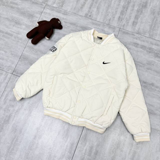 Nike复古菱格背后logo贴布绣棒球服棉服夹克外套 ins小红书热门爆款｜网红同款穿搭 男女同款！秋冬一款非常好看的一件棉服 出门必备神器 面料厚实 保暖又防