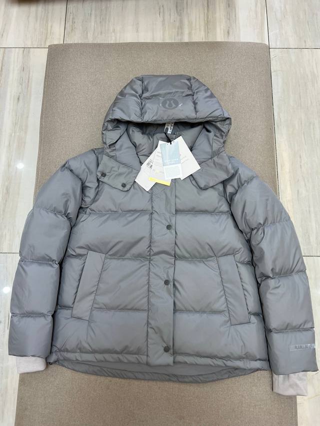 lululemon丨Wunder Puff Jacket lululemon女士五格羽绒服外套 这款温暖的羽绒外套伴你度过寒冬；下摆可调节，按需造型，同时锁住热