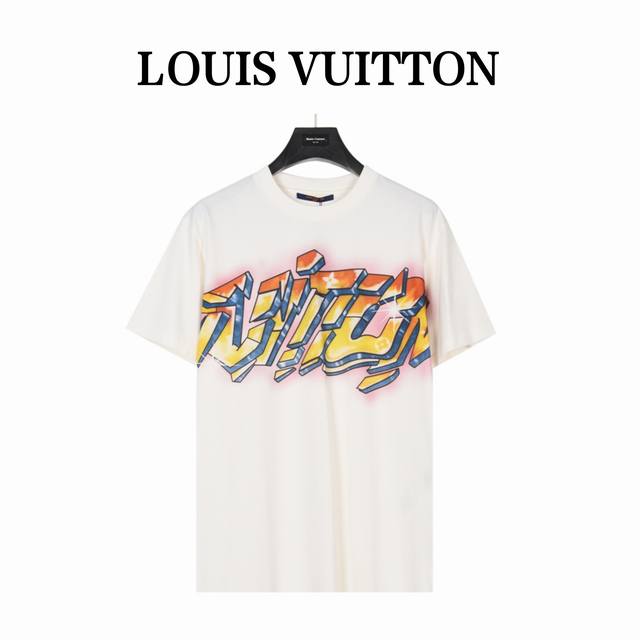 Louis Vuitton 路易威登 动漫字母印花短袖 官网价5450 面料采用26s双股精梳棉紧密赛络纺平纹布 克重240g 配套扁机领横机罗纹 前幅+左右袖