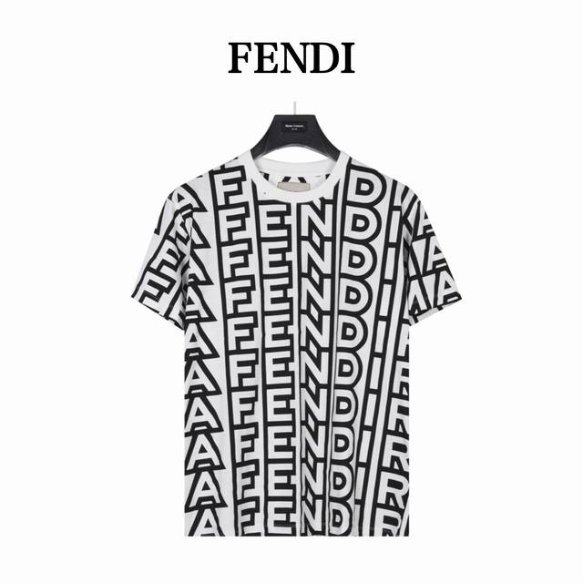 Fendi 芬迪 黑白满印字母短袖T恤 作为FENDI by Marc Jacobs限量版的一部分， 该单品采用棉质平纹布材质， 全幅饰有黑白双色大号FENDI