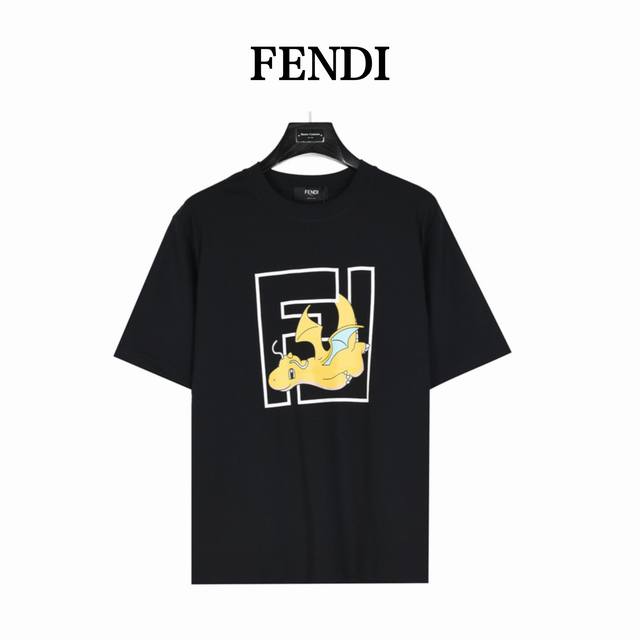 Fendi 芬迪 大logo双F小飞龙短袖T恤 男女同款全新美学灵感趣味设计,渠道性质精品。让整体造型设计更加优雅时尚，今夏最火系列，无数明星潮人追捧。裁剪工艺