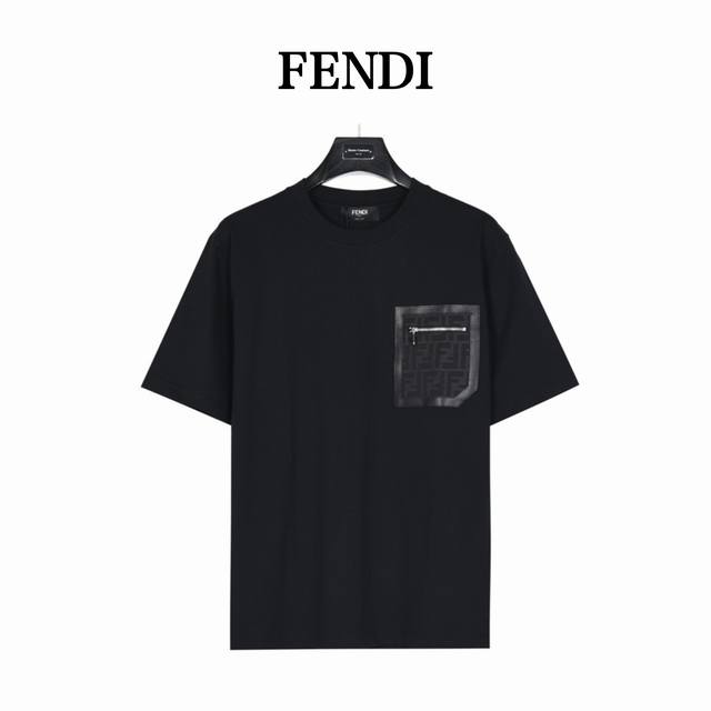 Fendi 芬迪皮革饰边口袋短袖 区别市面通货，顶级版本，官网同步一比一复刻。口袋饰边采用真皮，滑板风 T 恤，胸前拉链口袋。圆领短袖。黑色棉质平纹布材质。胸袋