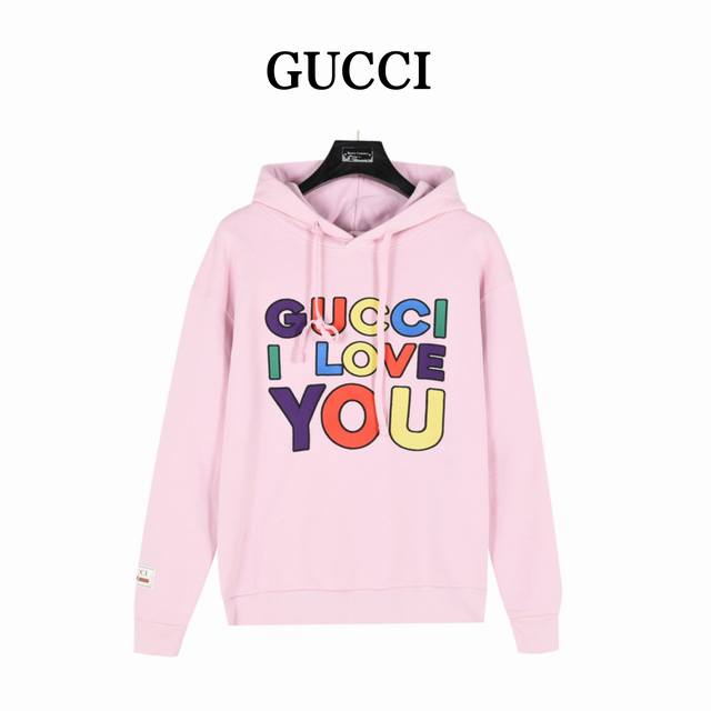 Gucci 古驰 重工全彩logo字母刺绣连帽卫衣 全新配色和面料组合贯穿整个系列，正面饰有“Guc* I Love You”亮色全彩刺绣， 以精简而不失时髦的