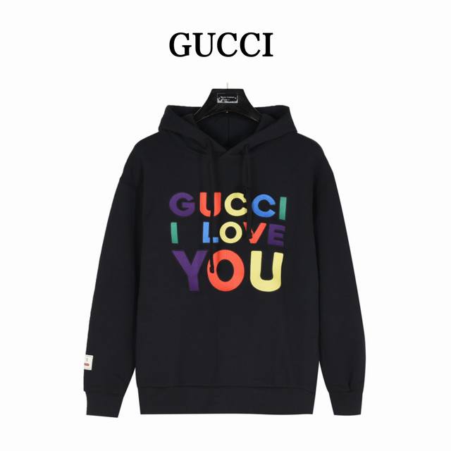 Gucci 古驰 重工全彩logo字母刺绣连帽卫衣 全新配色和面料组合贯穿整个系列，正面饰有“Guc* I Love You”亮色全彩刺绣， 以精简而不失时髦的