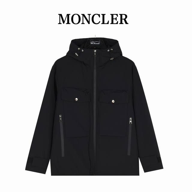 Moncler 蒙口胸口双口袋薄棉连帽外套 贸易渠道稀出，海外精品限量销售。户外产品的典范，这款夹棉外套兼备温暖且轻盈的特质。 最新款专柜同款首发，超正版型上身