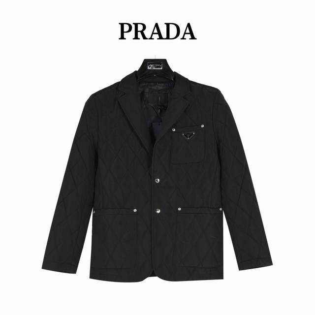 Prada 普拉达 三角标胸口口袋薄棉外套 贸易渠道稀出，海外精品限量销售。户外产品的典范，这款夹棉外套兼备温暖且轻盈的特质。 最新款专柜同款首发，超正版型上身