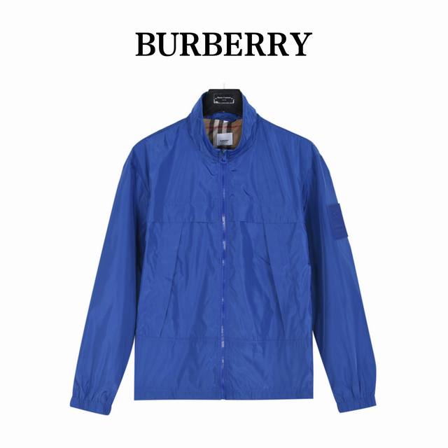 Burberry 巴宝莉袖标外套 贸易渠道稀出，海外精品限量销售。户外风衣产品的典范，手臂上的logo商标彰显品牌辨识度。这款夹克兼备温暖且轻盈的特质。 最新款