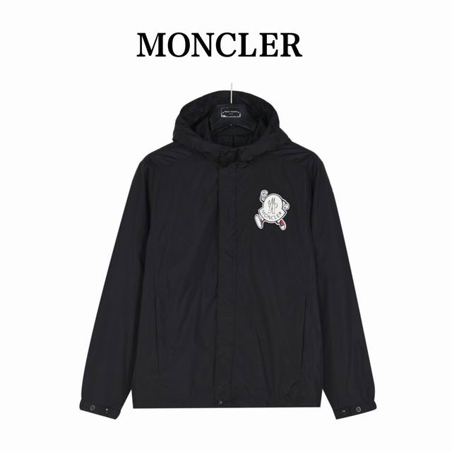 Moncler 蒙口小人徽标外套 贸易渠道稀出，海外精品限量销售。户外风衣产品的典范，胸前小人logo商标彰显品牌辨识度。这款夹克兼备温暖且轻盈的特质。 最新款