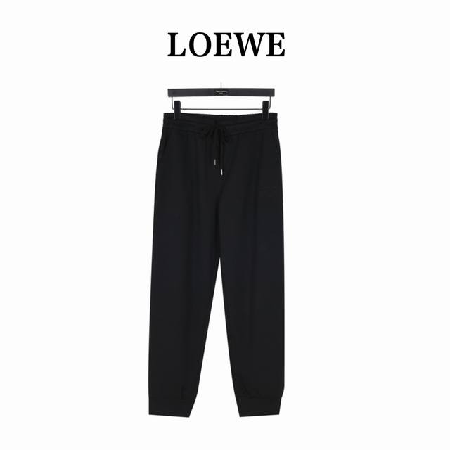 Loewe 罗意威 24Fw 暗纹刺绣logo套装长裤 面料采用400克钎维复合面料，订染颜色后整蚀毛处理，对照原版做丝滑超柔处理，布面肌理股线清晰明显，垂感一