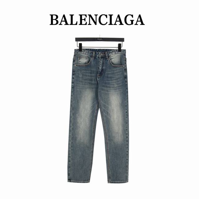 Balenciaga 巴黎世家 24Fw 口袋拼接磨破双B喷马骝牛仔裤 今年为止做的最牛逼的牛仔裤，重度水洗工艺，暗藏玄机的细节非常多， 这次主推的裤子无论是版