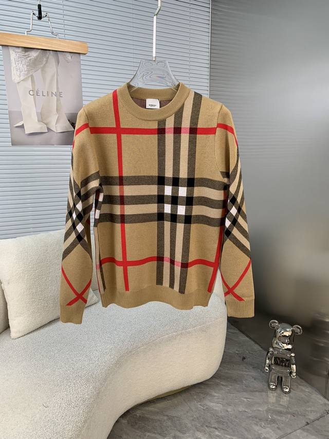 BURBERRY 巴宝莉。拼色格子圆领经典拼色 全部对色定染含羊毛的棉纱线，柔软亲肤，双层针织很厚实，手感无敌好，拿到手里就能感受出它的质感随便一套就能出门很万