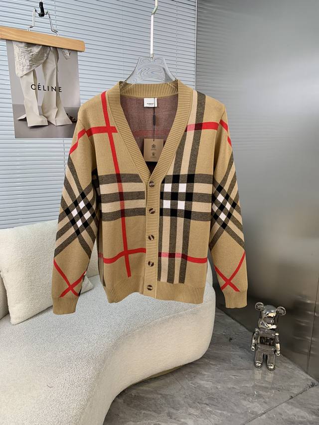 BURBERRY 巴宝莉。拼色格子经典拼色开衫外套 全部对色定染含羊毛的棉纱线，柔软亲肤，双层针织很厚实，手感无敌好，拿到手里就能感受出它的质感随便一套就能出门