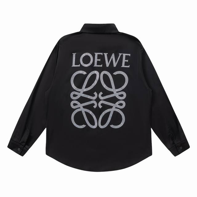 Loewe 罗意威23ss丝绸烫钻长袖衬衫 穿在身上滑滑软软 有垂感，真丝透气 可当防晒服，男女同款，人手必备。 码数：S M L