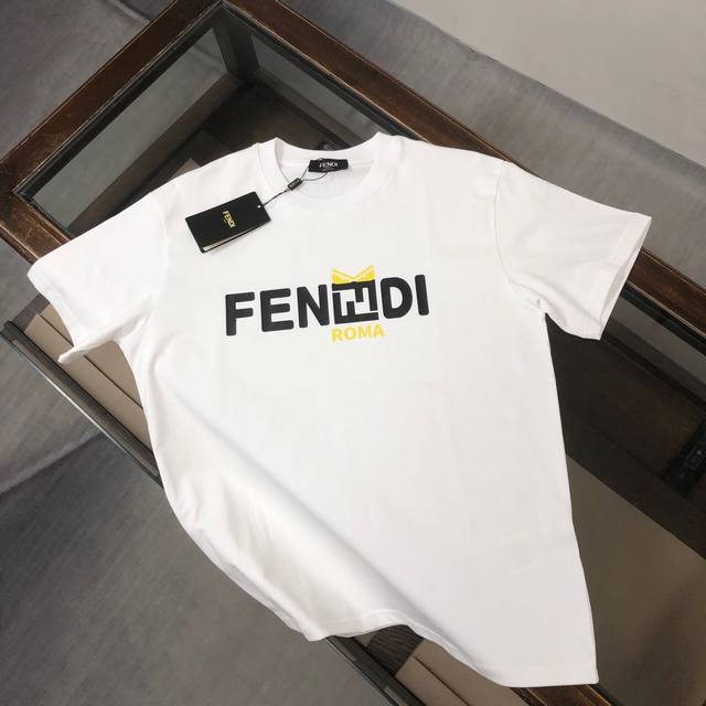 FENDI 芬迪 24最新款情侣款短袖T恤～顶级logo印花设计～面料上身舒适透气，不僵硬，修身的剪裁，采用高定定制纯棉面料！上身舒适有型，内搭单穿都完全没问题