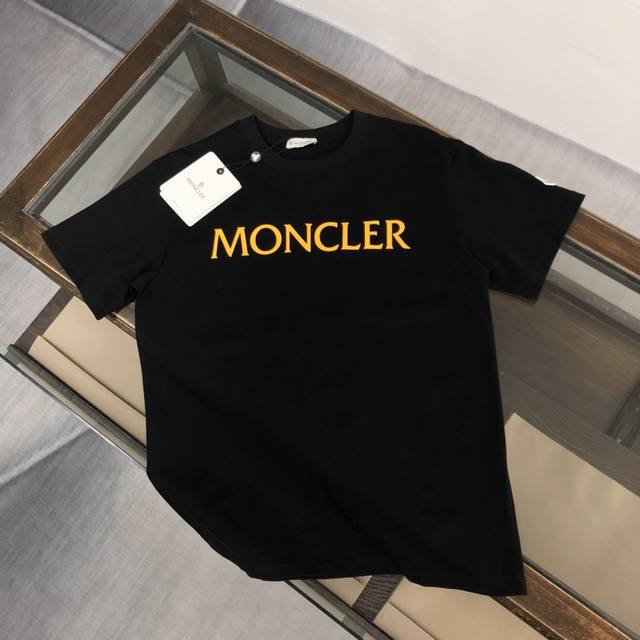 Moncler 2024蒙口夏季新款短袖T恤，胸口字母由印花设计+侧袖品牌徽标章仔点缀，该款T恤是Moncler纯粹个性与功能性的结晶，专为打造休闲造型而设，适