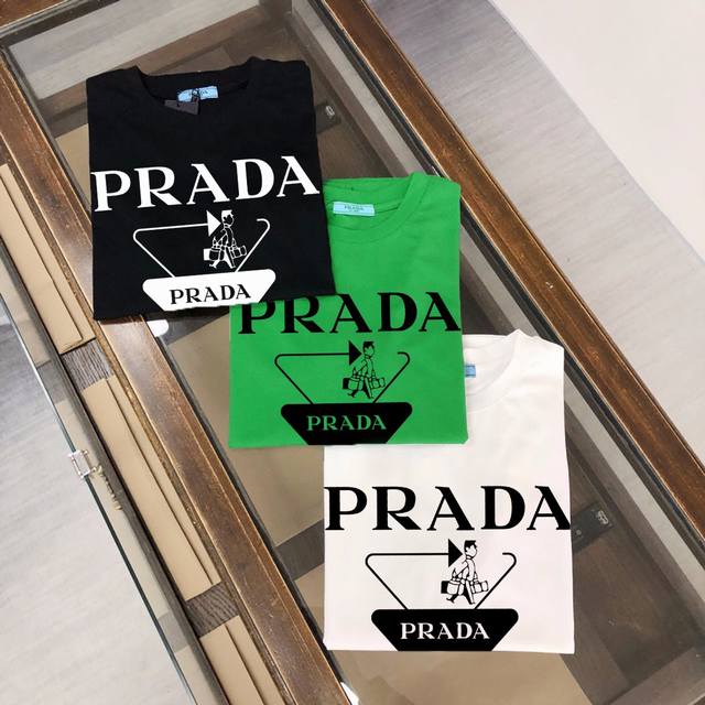 2024普拉达PRADA：品牌潮流logo印花短袖T恤。 采用客供定制双股纯棉面料 上身极致舒适透气 ，标志性LOGO元素为单品增添设计感，营造出简约大气风格，