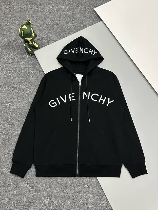 高品质] GIVENCHY 纪梵希最新款卫衣拉链外套。前面刺绣凸显英文。帽子也刺绣英文标志Logo，是采用进口百灵达绣花机15W针高密度刺绣。细节完美。另整件衣