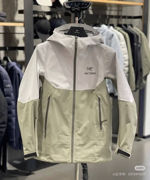 始祖鸟 ARC'TERYX 新款防风透气立领外套软壳冲锋衣 滑雪服 官网同步发售是鸟就得火 颜色：白色，蓝色 尺码：S 3XL GORE-TEX 防水透气面料！