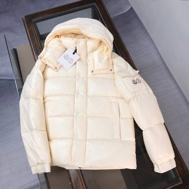 dw Moncler蒙口 Maya 70短款羽绒服 米白色 标志性的男士Moncler Maya 70羽绒夹克具有高辨识度，专为庆贺品牌70周年而设。 Monc