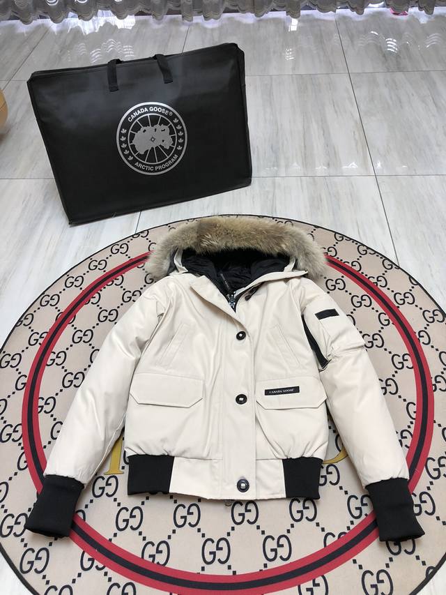 出厂价 02款#加拿大鹅 Canada Goose 天然西伯利亚郊狼毛领，那种细腻又坚挺的手感，是来自大自然风霜侵蚀才呈现出来的生命感！正品开版！全部细节到位！