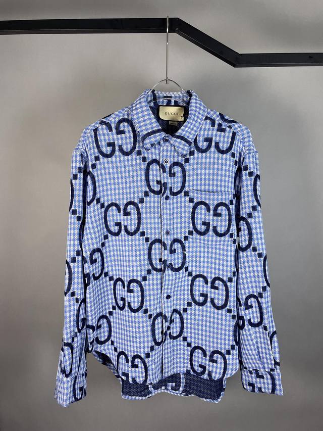 Gucci 古驰 2024SS 春夏新款 雾霾蓝细格纹长袖衬衫 定制满身双G提花面料 高品质对格剪裁 正面纽扣门襟 尖领衣领设计 前胸贴布口袋 内里蓝色提花花纹