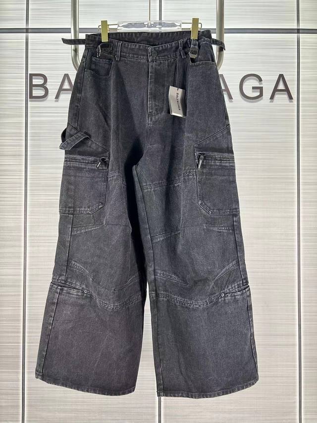 Balenciaga FW23水洗工装裤伐木裤 经典传统工装伐木裤版型，整体宽松裤脚微收，适合进行多种风格搭配，使用140Z重磅纯棉帆布布料进行成衣水洗处理，做