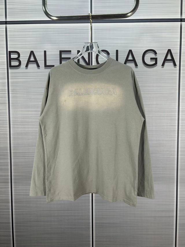 BALENCIAGA巴黎世家 24SS新款炒盐喷马骝前后幅贴布绣花剪边长袖T恤 独家定织定染高克重紧密精梳棉面料 质感柔软舒适上身非常有型帅气 Os落肩宽松版型