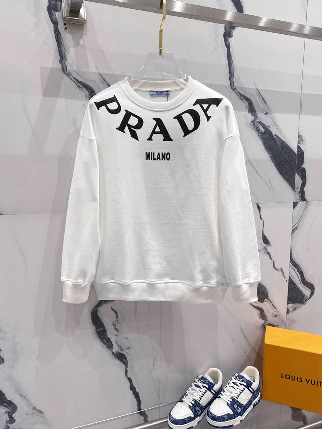 PRADA 普拉达 2024秋季圆领新款卫衣 经典圆弧领口大字母印花 原版面料 官方同款 400克 同缸染面料 手感非常舒服 超级百搭好看 个性复古气质 男女都