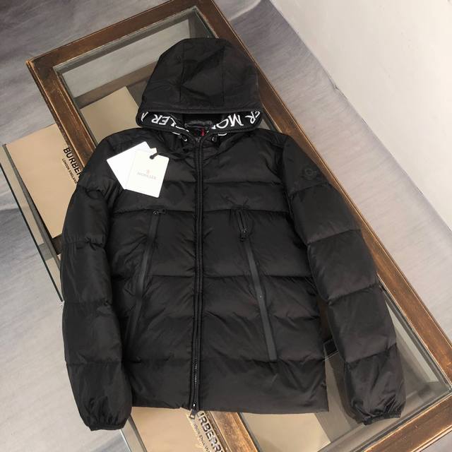 MONCLER 蒙口 大织带刺绣字母羽绒服，升级版 logo带感应防伪 最新NFC防伪技术 专柜同款，填充90白鸭绒蓬松饱满，客供面料，五金原版开模，门襟大字母