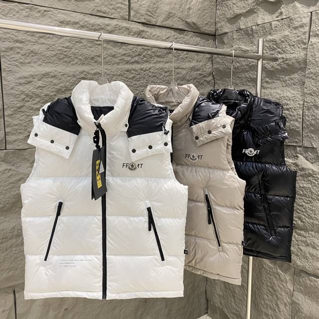 Moncler x 藤原浩联名 新款羽绒马甲 这个ip每年联名总能给人带来新惊喜，简约大气的色彩搭配 品牌双方的logo印花，标志性的M家的最新黑白羊毛毡标。1