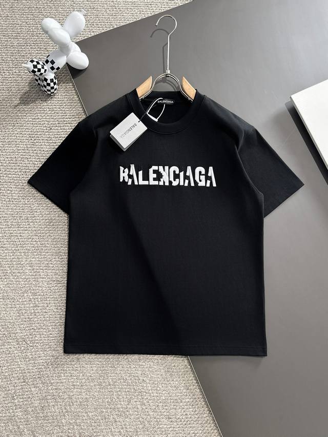 Balenciaga* 原高版本 巴黎世家 面料采用360克高密度纯棉 不变形 不缩水 工艺介绍：双线走位 领子罗纹后面双层精密进口渐变绣 ，胸口字母采用隔断式