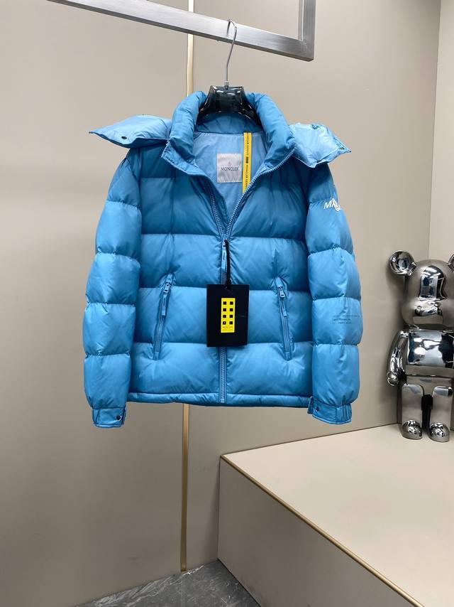 Moncler x FRGMT藤原浩联名系列的单品，男女同款设计，采用尼龙面料制成，填充羽绒 Acanthus短款羽绒夹克采用尼龙面料制成，点缀山峦轮廓刺绣和多