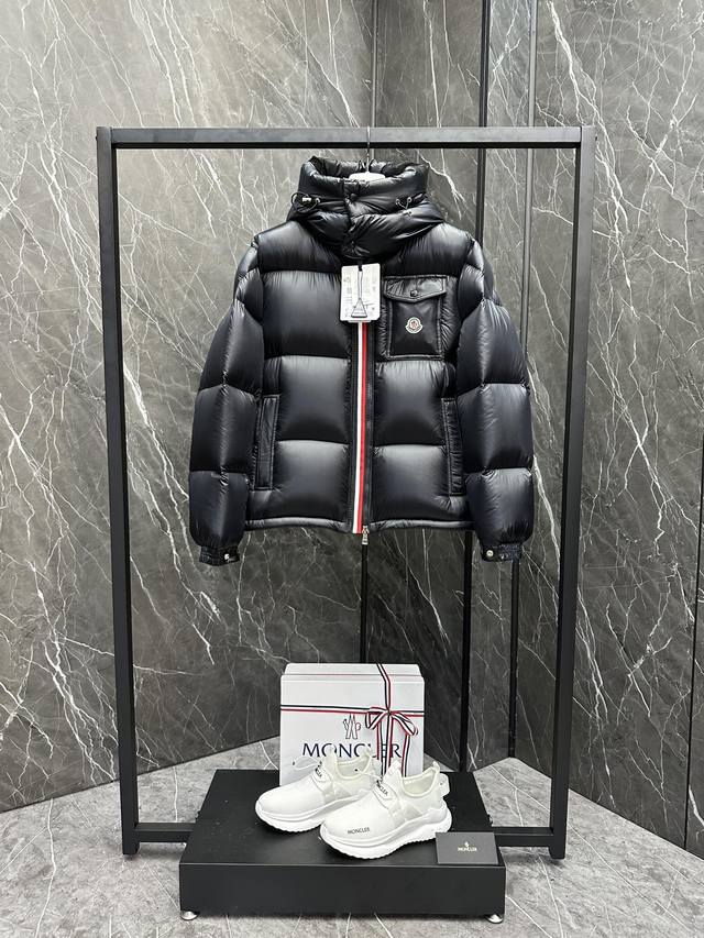 仅换码！高端产品默认配礼盒］ 特级羽绒Moncler Montbeliard短款男士羽绒服夹克外套 Montbeliard男士短款羽绒夹克具有温暖和保护功能，彰