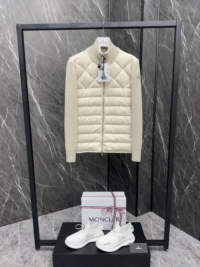 仅换码！高端产品默认配礼盒］ 针织羽绒Moncler 菱形格绗缝羽绒立领夹克 客供轻质尼龙材质；整体绗缝羽绒设计 采用进口90白鸭绒填充，手感像摸棉花，轻盈蓬松