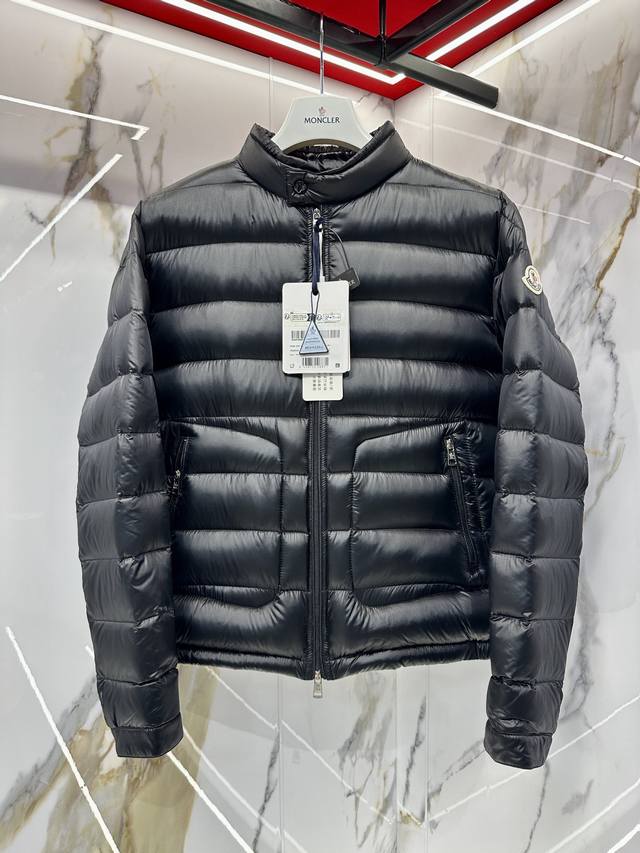 仅换码！高端产品默认配礼盒］ 特级羽绒Moncler Acorus轻薄短款男士羽绒服夹克外套 Acorus男士短款羽绒夹克轻盈且温暖，具有跨越季节与潮流的经典设