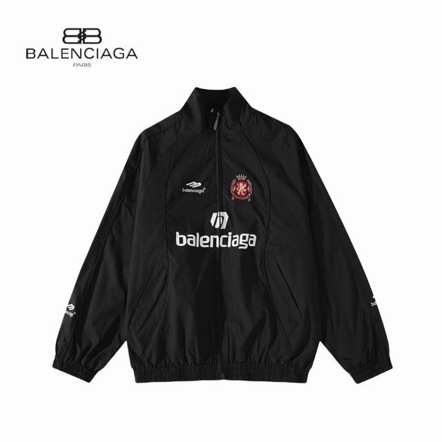 原版 款号：9931# 上新 Balenciaga丨巴黎世家 24SS 联名曼联足球运动夹克外套 高立领插肩袖双头拉链开合2个拉链斜口袋同系配色滚边细节 松紧袖