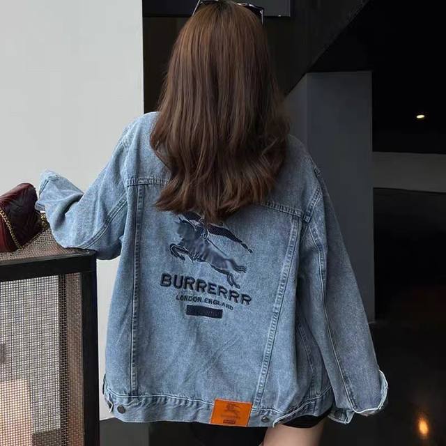 供 burberry巴宝莉supreme 22ss联名款战马刺绣牛仔外套夹克 精选客供定制斜纹牛仔布面料，经过水洗脱浆酵磨炒盐等工艺，成衣做旧效果蓝底透白！全部