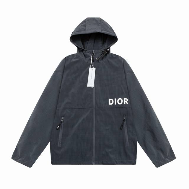 dw 高版本 官网同步 DIOR 迪奥 24秋冬字母印花连帽风衣外套 采用进口原料进行面料制作，门襟拉链统一开模定制而成，拉轨才用进口环保材料机械压成。下角绳定