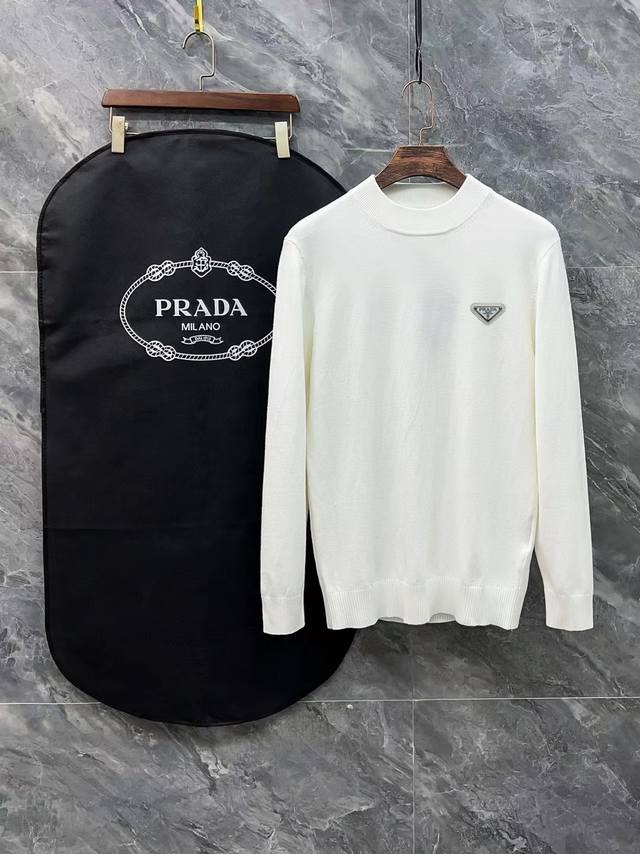 Prada 普拉达3标齐全 经典三角半高领毛衣 精品羊毛混纺毛衫 男女款高端定制臻品系列 隶属品牌高端主线 专利顶级纱线混纺 以创新来阐释常规款式 面料的配置更