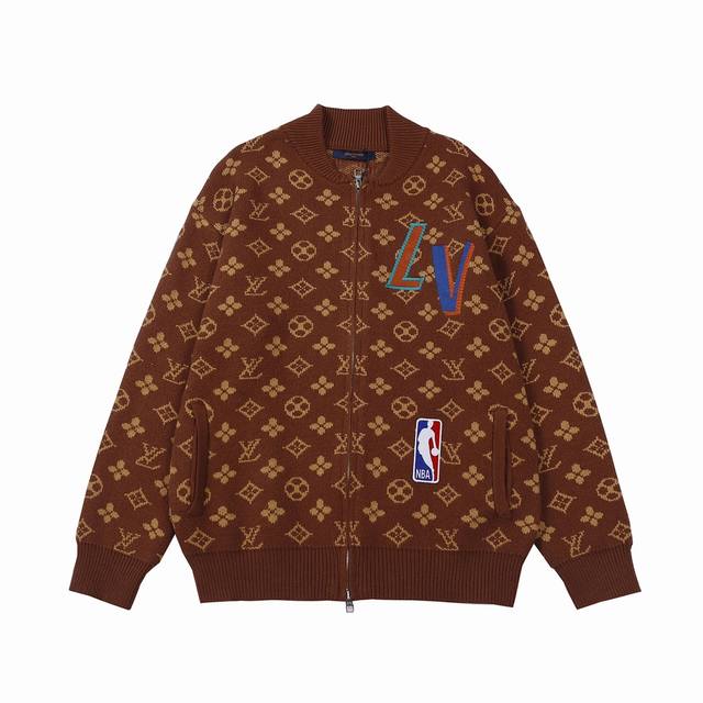 2032ss爆款LOUIS VUITTON 路易威登xNBA联名款FW21 Logo 满印针织罗纹束腰夹克 非常简洁大方 不挑人 真的特别棒 随便搭什么都时尚感