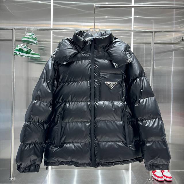 PRADA 2024秋冬新款羽绒服 原版1:1订制五金配件全进口原版定制 欢迎专柜对比 绝对的高品质 采用顶级95鸭绒 超柔软 充羽量蓬松饱满 超级重工 面料做