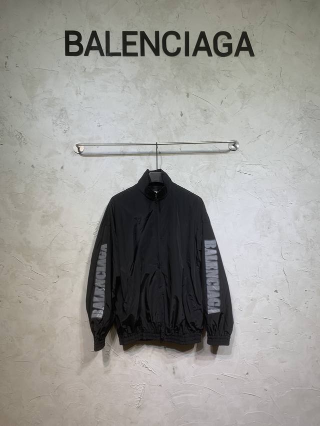 BALENCIAGA巴黎世家 24ss新款冲锋衣夹克定制府绸面料 中性款 大号版型落肩 正面拉链正面2个拉链斜口袋弹性袖口和腰围 双手臂模糊字母logo印花男女