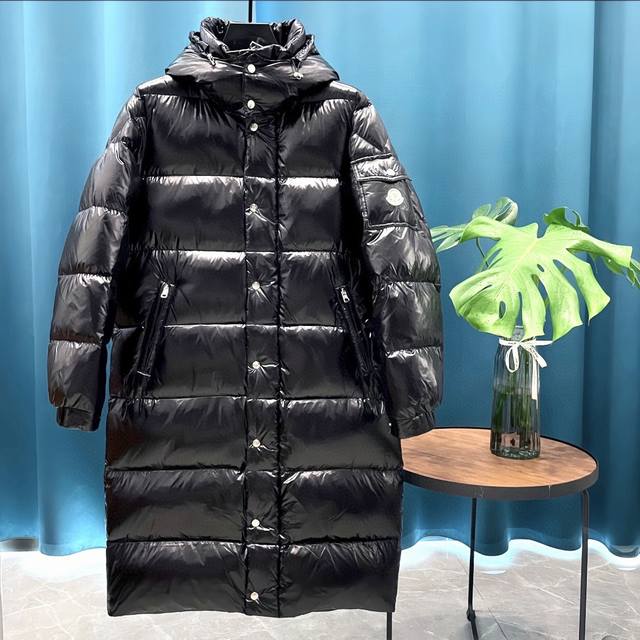 Moncler 蒙口玛雅24ss长款亮面绿里羽绒服 御寒极品！羽皇冬季加长连帽羽绒服 男女同款 羽绒服纵使万千款式 作为羽绒界巅峰位置的王者 羽皇世家 每年都会